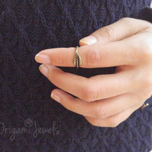 Load image into Gallery viewer, Leaf Midi Ring - Origami Jewels