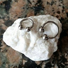 Load image into Gallery viewer, 16g Horseshoe Ring - Origami Jewels