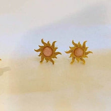 Load image into Gallery viewer, Gold Sun necklace
