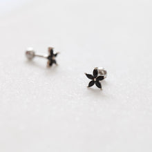 Load image into Gallery viewer, CZ flower cartilage earring, mini flower threadless labret, elegant tragus barbell, conch stud, flower studs, tiny flower cartilage earring