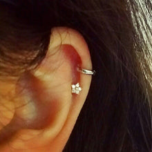 Load image into Gallery viewer, Mini flower cartilage earring, 4mm flower threadless labret, small tragus barbell, conch flower stud, tiny flower 18g 20g push pin flat back