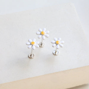 20g White Flower Earring • Internally Threaded Conch Stud • Floral Flatback • Dainty Conch Stud • Trendy Lobe Piercing • Comfortable Wear