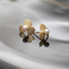 Load image into Gallery viewer, Flower Pearl Earrings