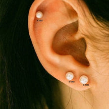 Load image into Gallery viewer, Pearl Cartilage Earring - Origami Jewels