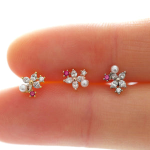 Pearl Flower Threadless Pushback Labret, cartilage earring, dainty tragus cluster earrings, mini pink helix earring, pearl flower conch stud