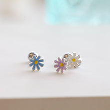 Load image into Gallery viewer, Daisy cartilage earring, 18g threadless pushin tragus labret, dainty flower barbell helix daith conch tiny flower conch earring, 20g labret